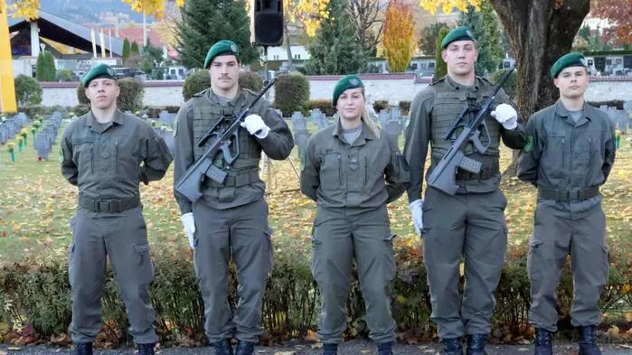 Feierlich, berührend und klangvoll – so präsentierte sich die militärische Soldatengedenkfeier am Freitag am Friedhof der Herzogstadt. Die Stadt St. Veit und das Österreichische Bundesheer luden zur traditionellen Gedenkstunde, bei der zahlreiche Besucher inne hielten.