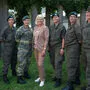 Verteidigungsministerin Klaudia Tanner mit Soldatinnen in der Kaserne Melk