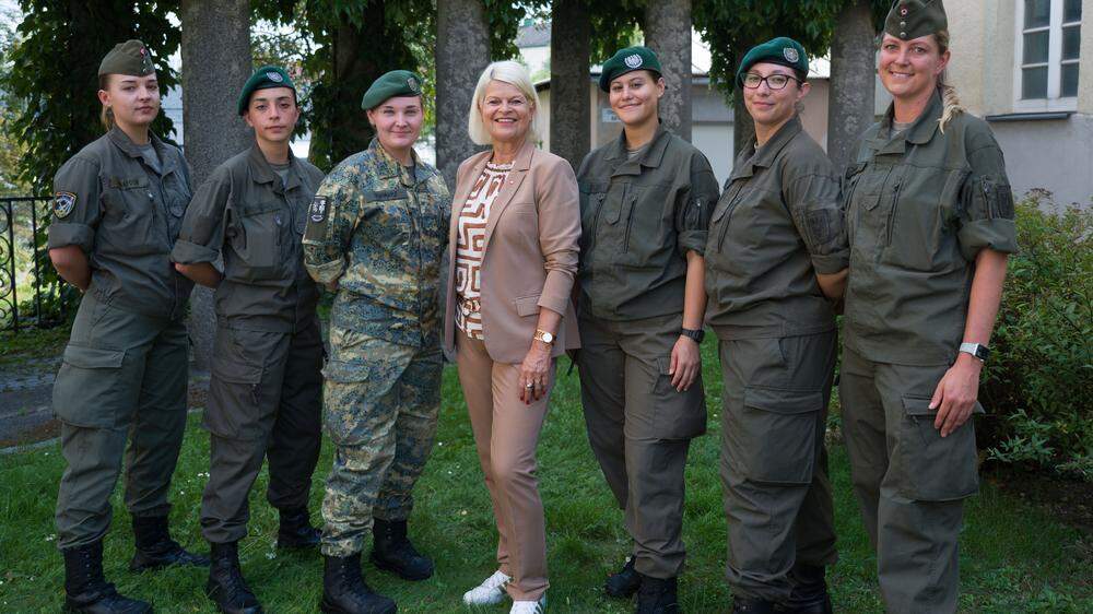 Verteidigungsministerin Klaudia Tanner mit Soldatinnen in der Kaserne Melk