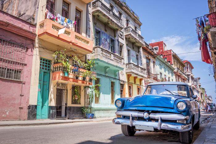 Die berühmten Oldtimer in den Straßen von Havanna