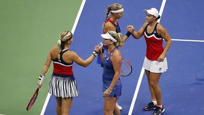 Kristina Mladenovic (links oben) gratulierte den Siegerinnen