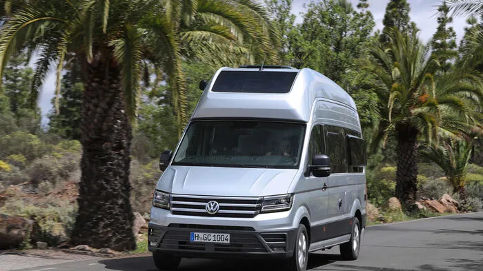 Das erfolgreichste Reisemobil der Welt bekommt einen großen Bruder. Die Rede ist natürlich vom VW California, dem Traum der schlaflosen Nächte der meisten Camper. Jetzt macht sich also der Grand California in zwei Versionen für den nächsten Urlaub bereit, der auf dem Lieferwagen Crafter basiert.
