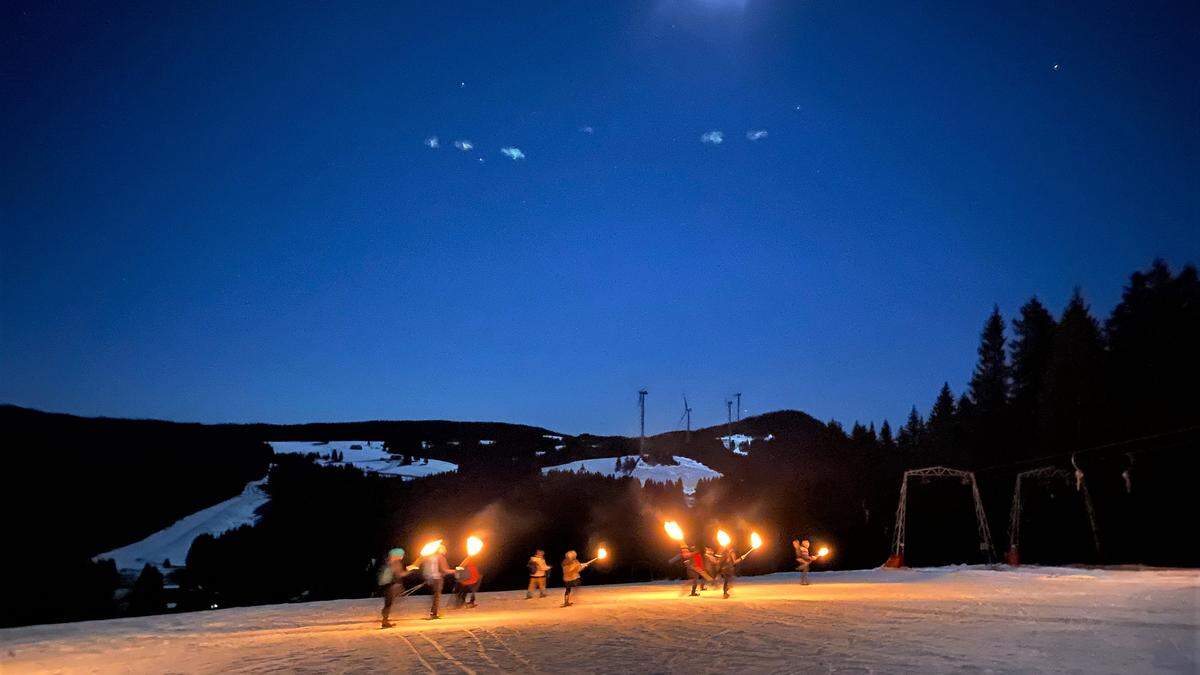 Mit Fackeln in den Händen und Schneeschuhen an den Füßen führt heuer eine Wanderung auf die Hebalm