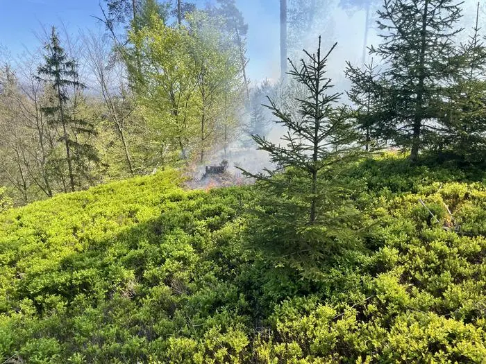 Das Feuer brach im unwegsamen Gelände aus