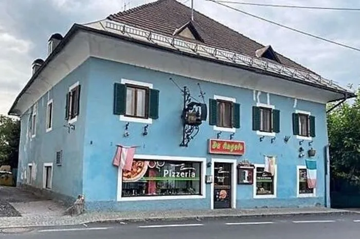 Wohn- und Geschäftsgebäude mit großem Grundstück und Doppelgarage in Paternion. 354 Quadratmeter. Gaststube im Erdgeschoss. Im Gastgarten steht eine Laube für rund 70 Gäste. Kontakt: lebensraum immobilien.