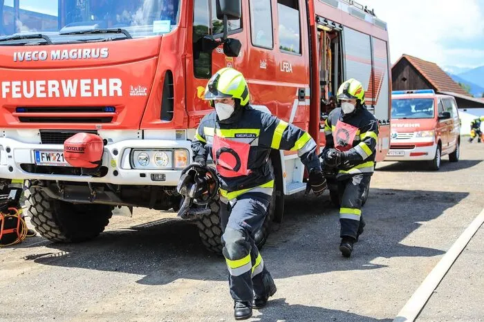 Die Feuerwehrleute absolvierten die Prüfung erfolgreich.