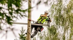 Schwindelfrei in den Berufsalltag: Monteure der Kärnten Netz