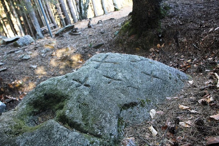 Den Millstätter Seerücken zwischen dem See und dem Drautal nennt man im Volksmund Fratres. Die Bezeichnung soll an die Brüder des frühmittelalterlichen Klosters in Molzbichl erinnern. Weniger andächtig könnte es rund um den sogenannten Kreuzstein am Fratres zugegangen sein: dem Felsen, in den Zeichen und Jahreszahlen (die älteste 1653 und die jüngste 1792) eingemeißelt sind, werden unterschiedlichste Funktionen zugeschrieben – auch blutige. Tieropfer könnten hier dargebracht worden sein, heißt es. Später, so eine andere Legende, soll der Kreuzstein als „Unterlage“ für Enthauptungen mutmaßlicher Hexen gedient haben. Forscher haben Theorien, die nicht ganz so spektakulär sind: Möglicherweise handelt es sich nur um einen Grenzstein, dessen Mulden der Pechgewinnung gedient haben. Beweise fehlen aber.