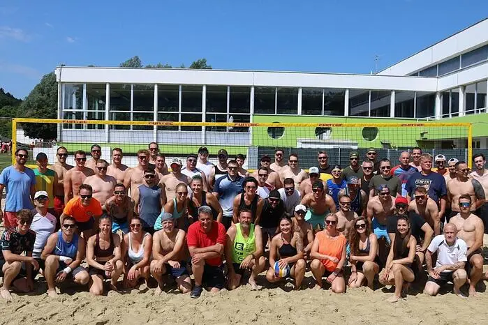 Die Teilnehmenden des Behördenvolleyballturniers