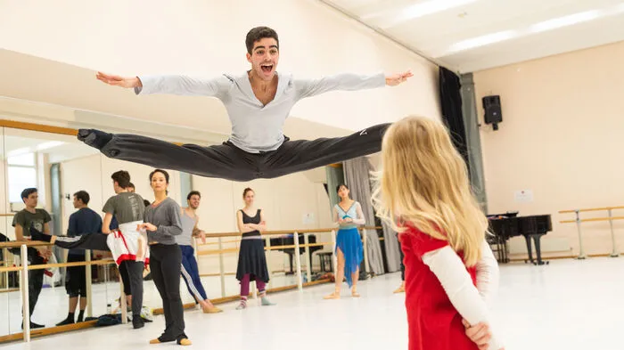"Einmal möchte ich trotzdem eine echte Ballettschule anschauen und wissen, was da passiert", stand schließlich auf dem Wunschzettel von Mia aus Irdning. Das Christkind organisierte einen Besuch in der Ballettschule der Grazer Oper.