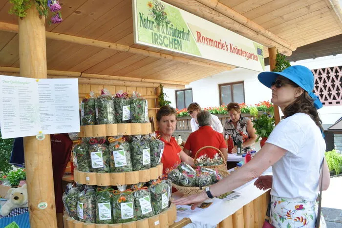 Und auch an den Ständen im Dorfzentrum gibt es ein breit gefächertes Produktangebot.