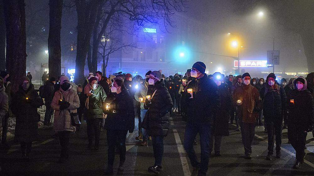 Rund 350 Menschen kamen, um in Klagenfurt der Opfer der Pandemie zu gedenken