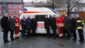 Rettungswagenübergabe mit allen neun Bürgermeister des ehemaligen Bezirkes Fürstenfeld an Bezirksstellenleiter Michael Gruber (4. von rechts)