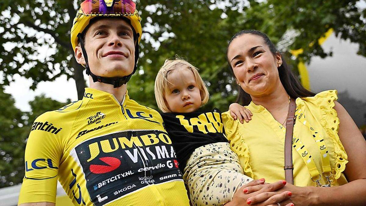 Tour-Sieger Jonas Vingegaard mit Frau Trine Hansen und der gemeinsamen Tochter