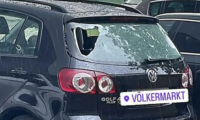 Diese Heckscheibe hielt dem Hagel nicht stand