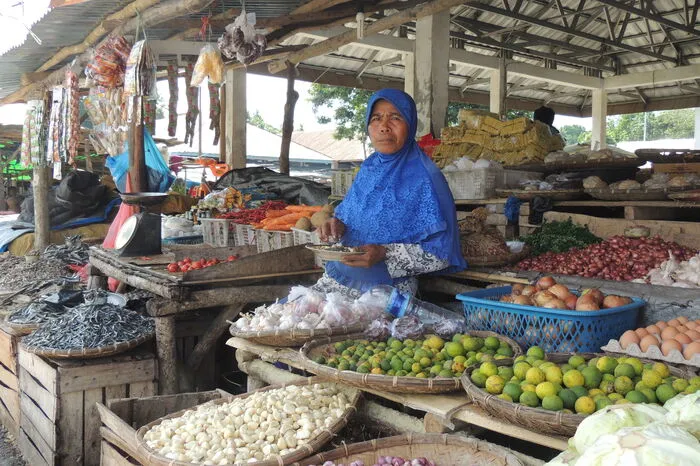 Liebe geht durch den Magen, Reisen aber auch. Exotische Früchte tauchen den Markt in Waikabubak in bunte Farben, Verkäuferinnen erzählen über traditionelle Gerichte - meistens mit Händen und Füßen oder ein Reiseleiter übersetzt. Aber Achtung! Inzwischen versteckt sich auch die Betelnuss, eine Frucht, die wegen ihrer berauschenden Wirkung auf der Insel beliebt ist - mit Folgen an Mund und Zähnen.