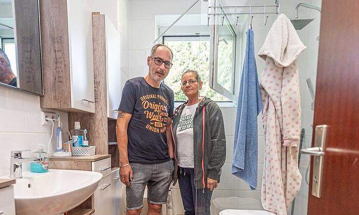 Die Eltern im umgebauten, behindertengerechten Bad