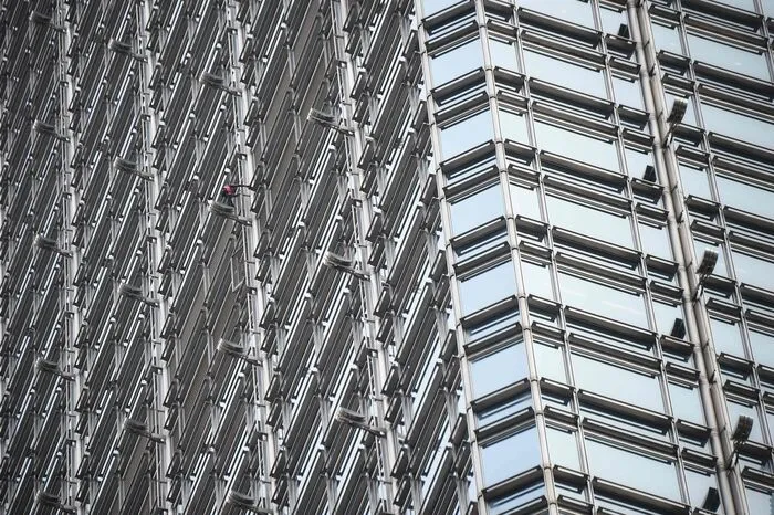 Der als französischer "Spiderman" bekannte 57-Jährige kletterte die Fassade des 283 Meter hohen Cheung Kong Centers im Geschäftszentrum der Millionenmetropole in die Höhe.