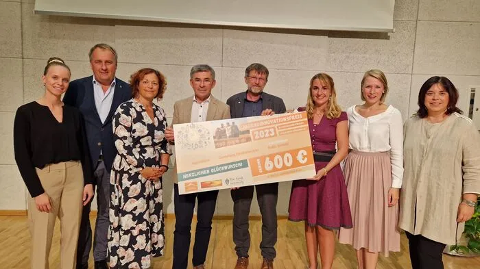 Preisträgerin Nadja Gerold (3.v.r.) mit Leonida Ulrich, Bürgermeister Reinhold Ebner (St. Peter am Ottersbach) und den Abgeordneten Cornelia Schweiner, Franz Fartek, Andreas Lackner, Julia Majcan und Agnes Totter