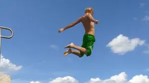 fotolia,sujet, sport; sommer; sprung; baden; springen; ferien; schwimmbad; bewegung; fallen; jump; jugendlicher; freiheit; luftsprung; jugend; turmspringen; freibad; sommerferien; schwimmen; sprungturm; fitness; herunter springen; aktiv; sprungbrett; wasser; badespass; badehose; freizeitvergnügen; absprung; junge; people; pool; freizeit; flug; sonne; outdoor; außen; wassersport; happy; mensch; person; tiefe