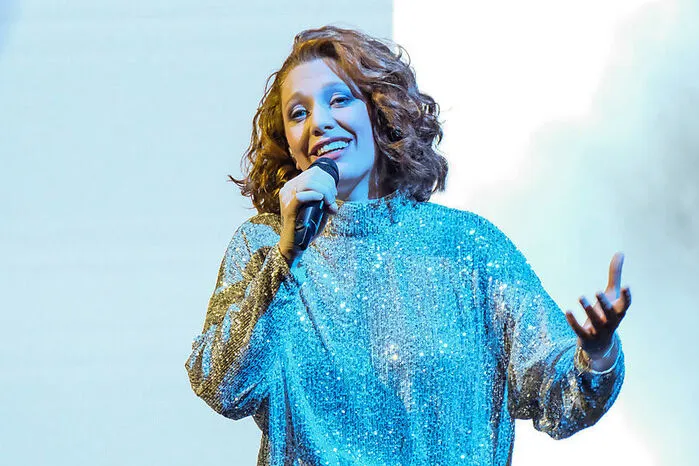 Grazerin Anna Heimrath (sie erhielt ebenfalls ein „Star“-Ticket mit mindestens 23 von 30 möglichen Jury-Punkten) singt in der ersten Finalshow auf ORF 1 „Heavy Cross“ von Gossip.