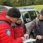 Besprechung der Hundeführer mit Einsatzleiter Klaus Jäger (links) 