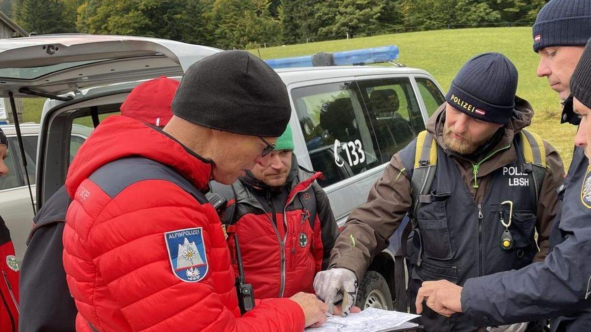 Besprechung der Hundeführer mit Einsatzleiter Klaus Jäger (links) 