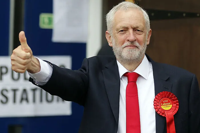Jeremy Corbyn von der Labour-Partei gibt sich bei der Stimmabgabe im Norden Londons siegessicher.