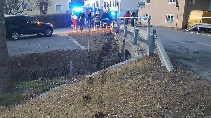 Der alkoholisierte Lenker kam von der Fahrbahn ab und geriet in ein Gerinne