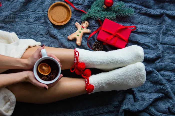 Nehmen Sie sich am Morgen einige Minuten, um einfach nur still zu sein – setzen Sie sich oder legen Sie sich hin und seien Seien einfach mit sich selbst. Blicken Sie aus dem Fenster, hören Sie auf Geräusche und Klänge in der Natur oder machen Sie einen langsamen Spaziergang in Stille.