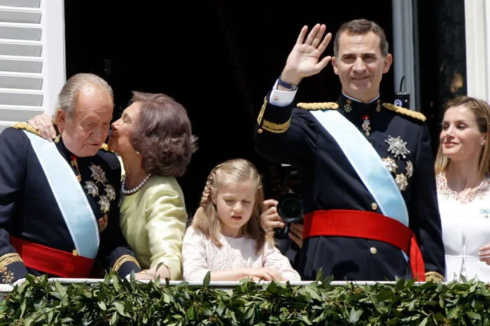 Don Juan Carlos, Dona Sofia, Leonor von Spanien, König Felipe VI und Königin Letizia in Madrid (19. Juni 2014) 