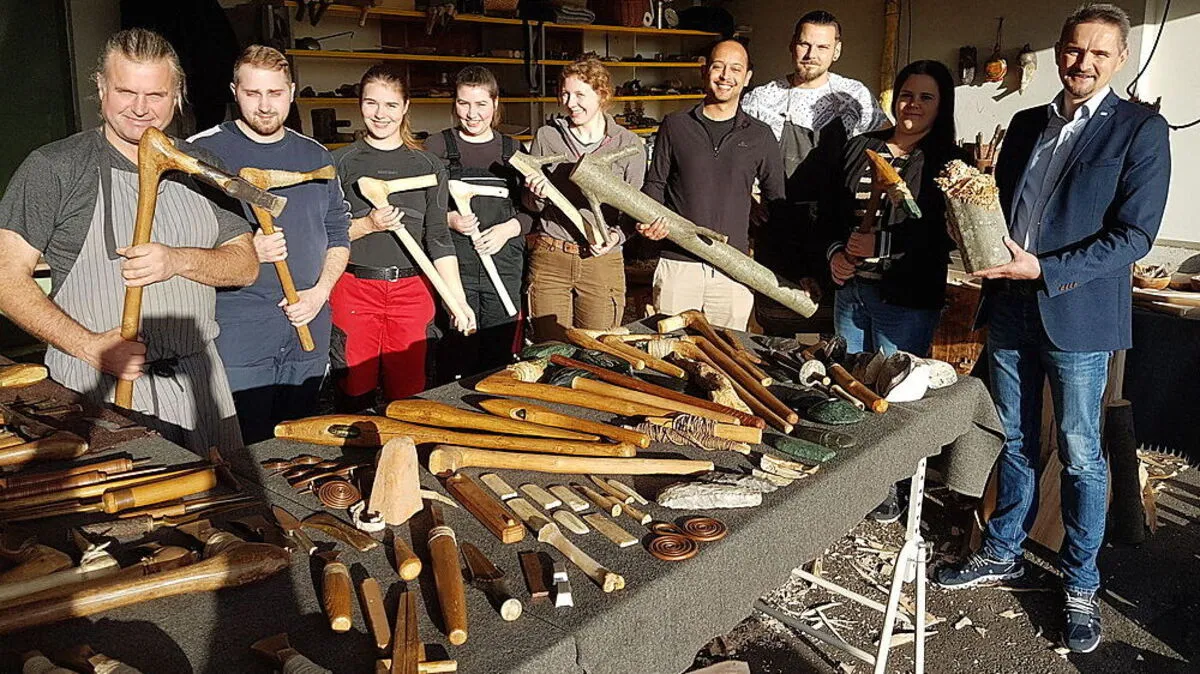 Archäologe Wolfgang Lobisser mit seinen Studenten, Gemeindekassiererin Viktoria Schranz und Bürgermeister Martin Weber