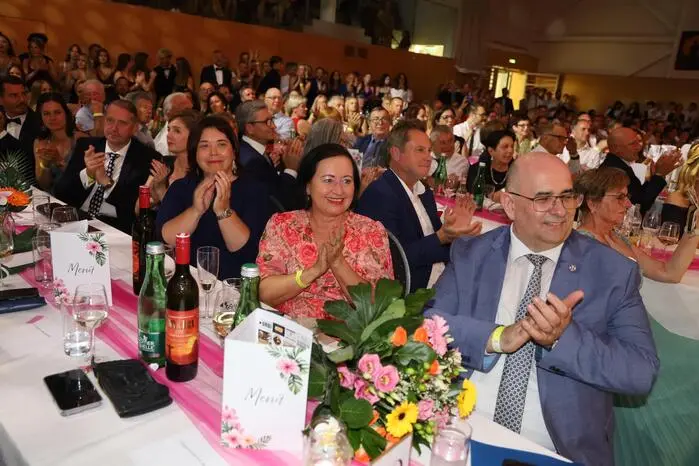 Eröffnet wurde der Ballabend mit einer abwechslungsreichen Polonaise und dem gemeinsamen Tanz mit Professoren, Politikern, Eltern, Verwandten und Bekannten