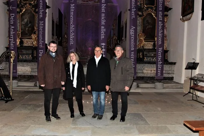 Pfarrer Johannes Lang, Karin und Anton Schnurrer und Karl Lenz (v.l.n.r).