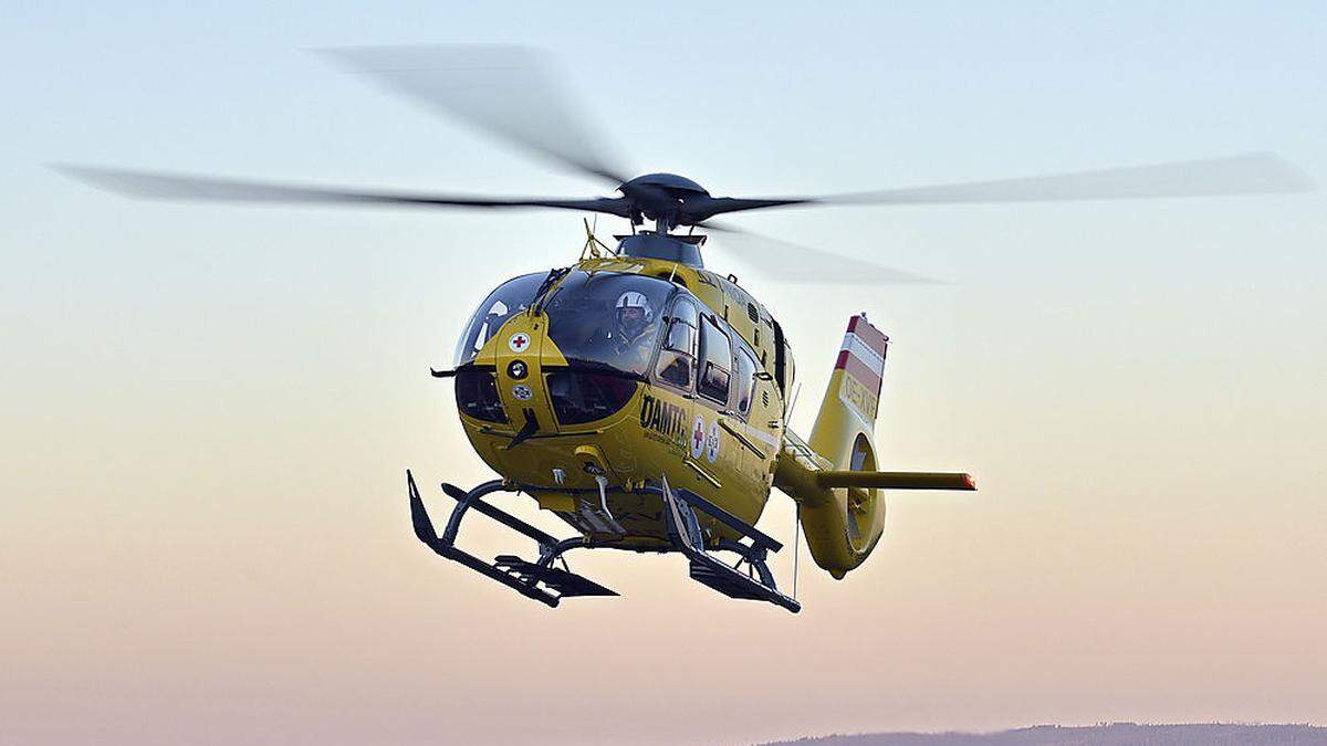 Die Mopedlenkerin wurde mit dem Rettungshubschrauber Christophorus ins LKH Graz gebracht