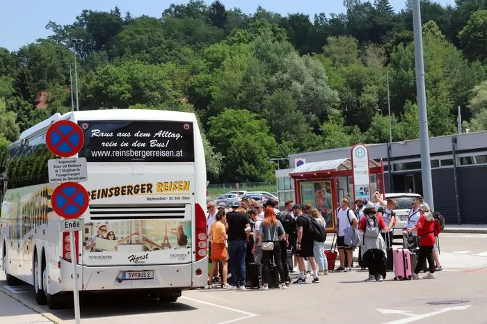 Ein Bus holte die Hinti Cup-Teilnehmerinnen und -Teilnehmer vom Flughafen ab und brachte sie in ihre Unterkünfte rund um Albeck.