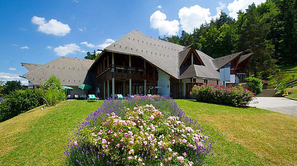 Die Ferienanlage der Bank Austria am Klopeiner See besteht aus dem Hotel (im Bild) und neun unabhängigen Gebäuden zu jeweils acht Wohnungen
