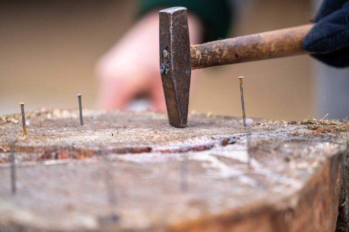 Beim Nageln muss der Nagel mit dem spitzen Ende des Hammers ins Holz geschlagen werden
