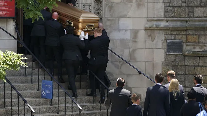 Ivana Trump war in der vergangenen Woche in ihrem auf der Upper East Side in Manhattan nahe dem Central Park gelegenen Haus gestorben - nach Angaben der Gerichtsmedizin infolge eines Unfalls. Medienberichten zufolge war sie eine Treppe hinuntergefallen.