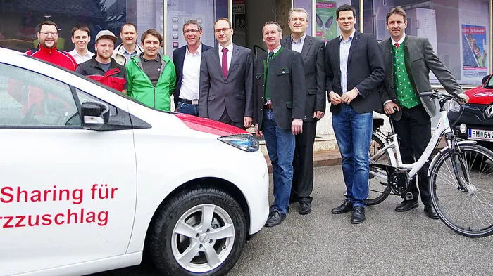 Das Neuberger Stadtwerke-Team mit Ehrengästen und Elektro-Fahrzeugen