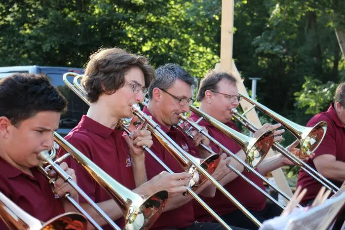 Nach der Begrüßung durch Obmann Mathias Klöckl präsentierten die Musikerinnen und Musiker unter der Leitung von Kapellmeister Stefan Stering einen Abend mit einem abwechslungsreichen Programm von Marschmusik bis zu aktuellen Hits aus der Schlagerbranche. 