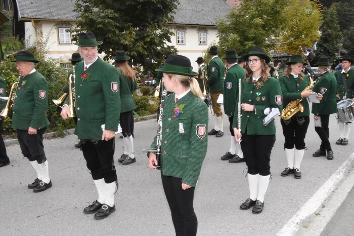 So richtig los ging es dann um 13 Uhr, der Zug durch den Ort wurde vom Musikverein Mühlen und dem MGV "Zirbitzkogel" Mühlen angeführt.