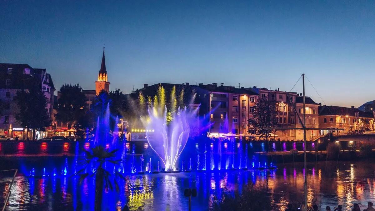 Zauberhaftes Spektakel in der Drau: die Draupuls-Shows, mittwochs und freitags