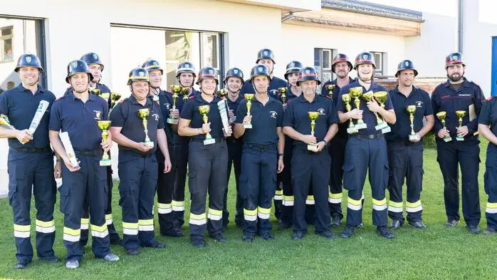 Die Sieger des Bereichsfeuerwehr-Leistungsbewerbs in Stein/Enns, die FF Pruggern durfte mit gleich vier Pokalen nach Hause fahren