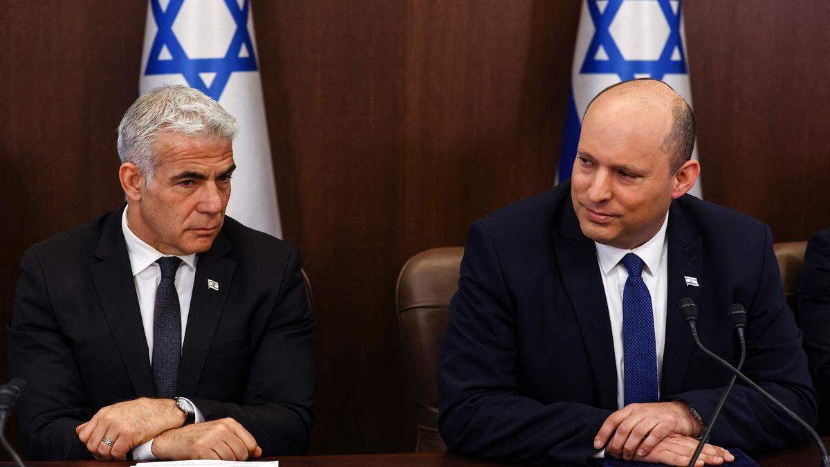 Ministerpräsident Naftali Bennett (rechts) und seine Regierung steht vor dem Aus. 