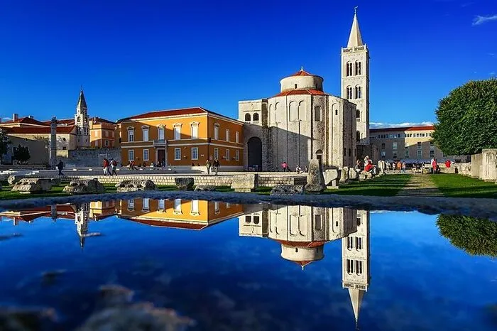 Ausgezeichnet als "European Best Destination 2016", ist die 3000 Jahre alte Stadt Zadar mit ihrem historischen Erbe und natürlicher Schönheit ein einzigartiges Erlebnis für Besucher. Während eines Spaziergangs entlang der Uferpromenade kann man der "Meeresorgel" lauschen – ein experimentelles Instrument, das mit Hilfe von Wind und Wellen Musik erklingen lässt.