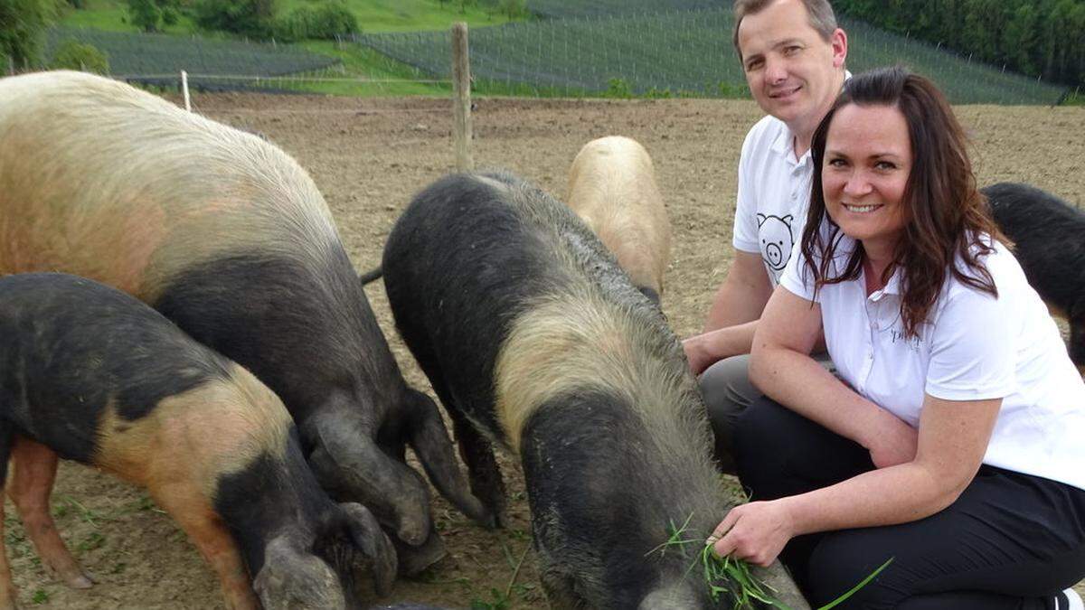 Lorenz und Cornelia Spielhofer mit einem Teil ihrer Freiland-Schweine auf dem „Spielhof“