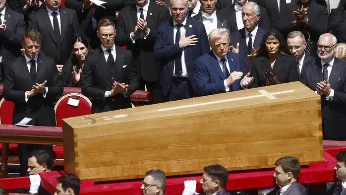 400.000 Menschen und Staatsoberhäupter aus der ganzen Welt nahmen am Samstag von Franziskus Abschied.