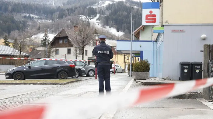 Zu einer furchtbaren Tragödie kam es am Montag in Trieben im Bezirk Liezen. Der Postenkommandant ist auf der Polizeiinspektion Trieben durch die Schussabgabe eines Kollegen getötet worden.