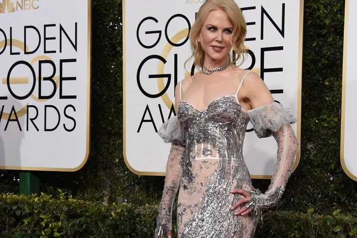 ... Hollywoodstar Nicole Kidman in einem Glitzer-Transparent und Rüschen-Outfit von Alexander McQueen: ein bisschen too much ...